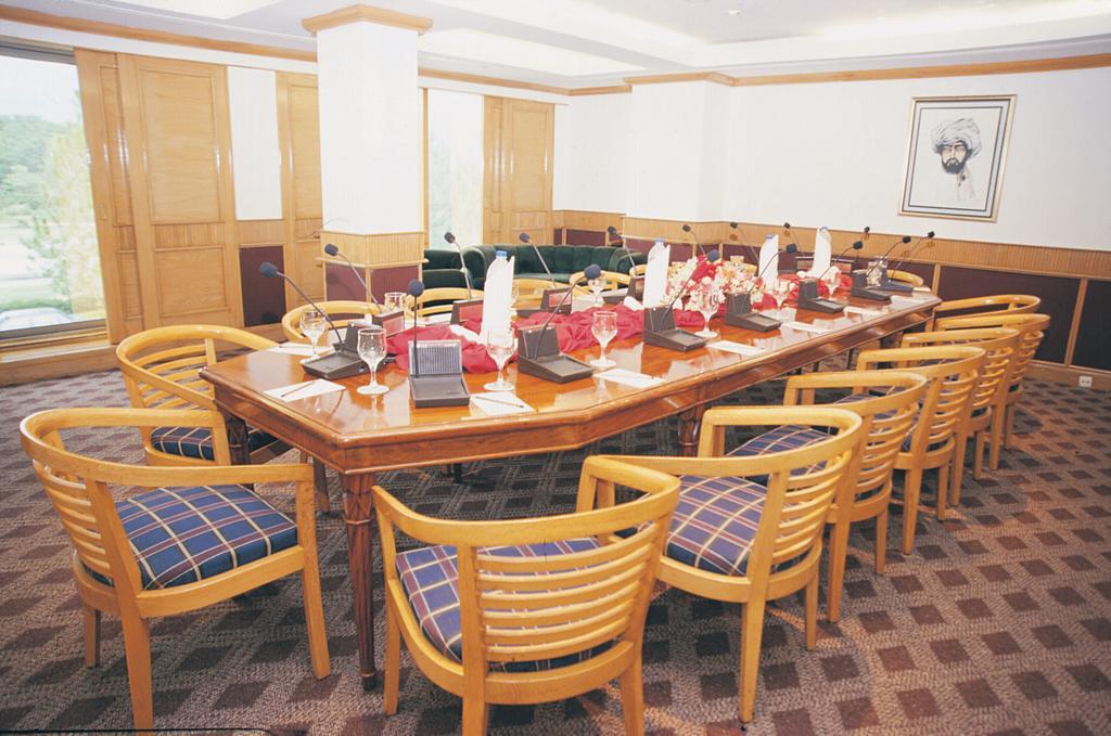 Hotel Crown Plaza Islamabad Exterior photo